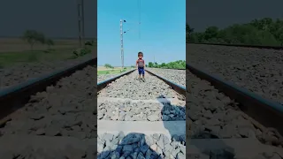 ट्रेन के पटरी से एक बच्चा को बचाया | #shorts #ytshorts #shortvideo #train