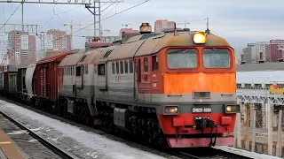 Тепловоз 2М62У-0064 с грузовым поездом.
