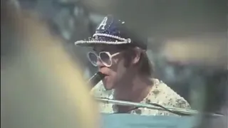 Elton John - Bennie and the jets live at Dodger stadium 1975