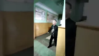 Легендарный смешной чел бежит за мной в позе слендипузика (2часть) #meme #мем #легендарный #смешной