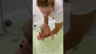Первое плавание грудничка  в большой ванне