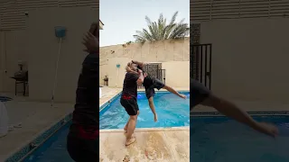 تحدي حركات المصارعين في المسبح😱!