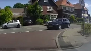 Spookrijdende BMW in woonwijk