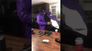 RAPPER HITMANFLOYD PULL  100 GUNS OUT A JACKET ON SET OF GUCCI GANG 😱😱😱😱