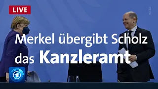 Merkel übergibt Kanzleramt an Scholz