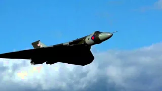 Vulcan Full Display (with two wonderful howls!) Yorkshire Airshow 26th Sept 2015