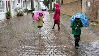 les enfants sous la pluie