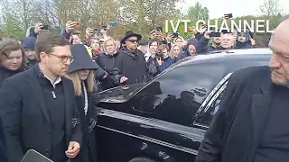 Пугачёва на похоронах Юдашкина. Целовал Песков Пугачёвой руки или нет?