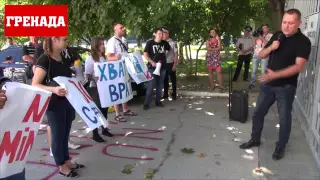 Участники пикета протеста оставили надписи у офиса медиахолдинга Плахотнюка