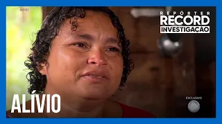 Na maior comunidade de palafitas do Amapá, mãe se emociona por conseguir alimentar os filhos