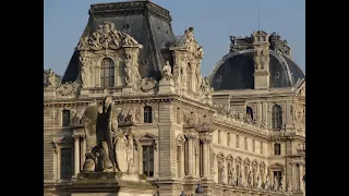 Париж. Лувр - бывший королевский дворец.