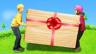 The Kids receive gifts and play the little explorers 🎁🕵 Compilation