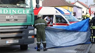 Frau von Lkw überrollt und schwerst verletzt