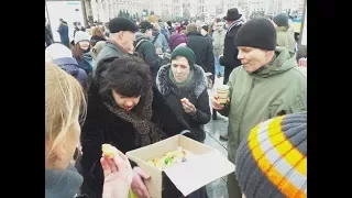 «Порошенко – президент Вселенной». В Киеве прошла акция «Кофе на Крещатике»