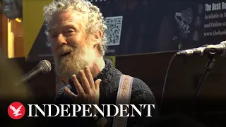 'We need to open our arms': Glen Hansard busks with Ukrainians on Christmas Eve in Dublin