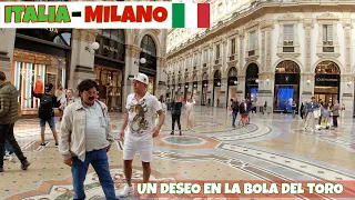 MILANO - ITALIA la gente pide su deseo en la bola de toro - COMICO LUCKY