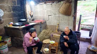 Primitive Lifestyle of 85 Year-old farmers in Remote Chinese Village