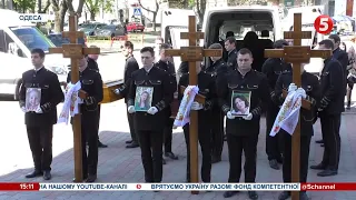 В Одесі попрощались із загиблою від російського ракетного удару сім'єю