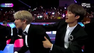 17121|| KaiBaek Cute moment at MAMA 2017 in HK