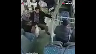 Video zeigt Moment, in dem ein Bus in einen Stausee stürzt (Malatya Türkei)