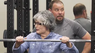 Бабка троллит качков в спортзале | Powerlifting Grandma Prank