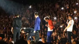 Harry Styles gets hit in the balls with a shoe on stage - One Direction TMH Tour Glasgow