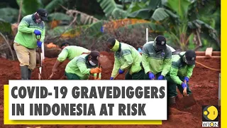 Gravediggers in Indonesia working overtime amid COVID-19 pandemic | World News