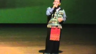 Moua Vang singing "Hlub Tsis Yooj Yim."