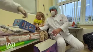 Лукашенко дарит подарки девочке и ее маме в инфекционной больнице