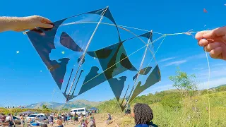 Uma Pipa Grudou na Outra Fazendo um Efeito Especial no Festival