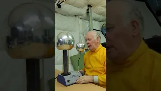 What is Van de Graaff generator?