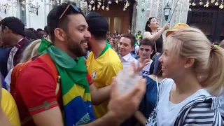 BRAZIL!!! Бразильские болельщики  зажигают в центре  Москвы на Никольской