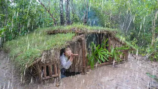 Girl Build Dugout Underground Shelter in Rainforest, Girl Living Off Grid Skills