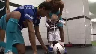 Neymar e Ganso ensinam Davi Lucca a chutar!