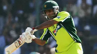 Abdul Razzaq Smashes Superb 5️⃣1️⃣* off 2️⃣2️⃣ balls! 💪 | Pakistan vs England, Karachi 2005