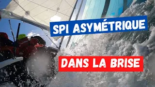 Tuto voilier - Sous spi asymétrique par vent fort, choquer et abattre pour des surfs à 17 nœuds