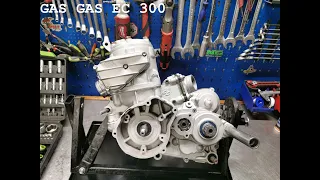 GAS GAS EC 300, remont silnika, czyli mocarny dwutakt na podnośniku.