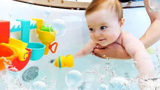 Капуки Дети | Бьянка купается в ванне с новыми игрушками и встречает Подружку