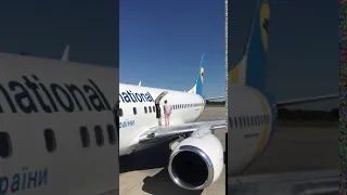 Пассажирка гуляла по крылу самолета в "Борисполе"