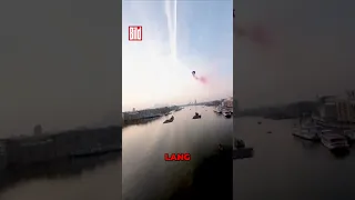 Skydiver rasen durch Tower Bridge #shorts