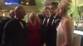 Príncipe Charles e Camilla Apresentados a Lady Gaga e Robbie Williams.