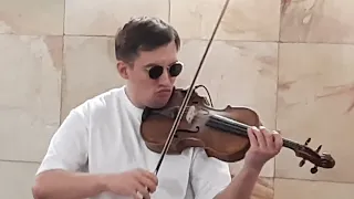 Бесплатный концерт скрипача в метро. Музыка в метро. Москва. Весна. 2022 год.