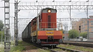 Тепловоз ЧМЭ3-4127 с небольшим грузовым поездом.