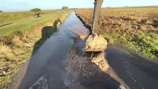 VALETA ENTUPIDO DE AREIA / tirando fora tudo Escavadeira hidráulica  ( parte 2 )