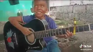 Viral ngayun ang isang bata na may kapansanan na napakahusay mag gitara at kumanta ng reggae