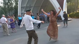 Жаркий поцелуй свел меня с ума 💃🌹Счастливые минуты в парке Горького 💃🌹Харьков 2021