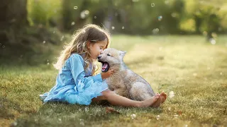 Маленькая девочка нашла в лесу крохотного волчонка, его бездыханная мать лежала рядом..