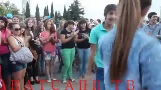 Русская девушка танцует на лезгинку