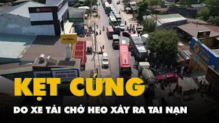 Quốc lộ 14 kẹt cứng cả chục cây số do xe tải chở heo xảy ra tai nạn