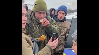 Soldado ruso se rinde y llora cuando una familia de ucranianos le permiten llamar a su madre